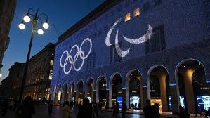 太拼了！杨瀚森与火箭内线肉搏缠斗，右臂出现两道大血印